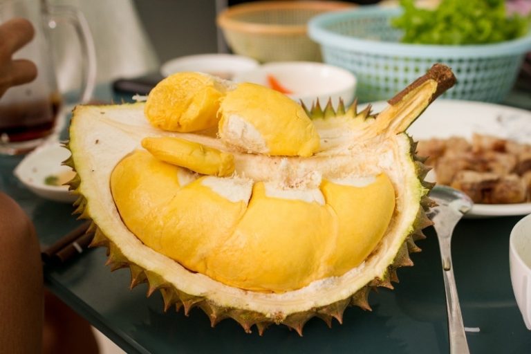 Cách Bổ Sầu Riêng Đúng Kỹ Thuật – Không Bị Vỡ Múi, Không Hỏng Cơm